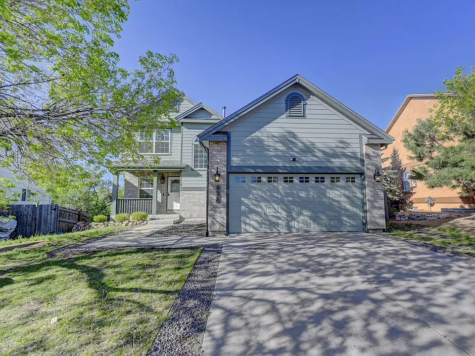 835 Ridgebury Pl