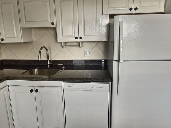 4th image of 3050 N Palm Aire Dr Unit 6