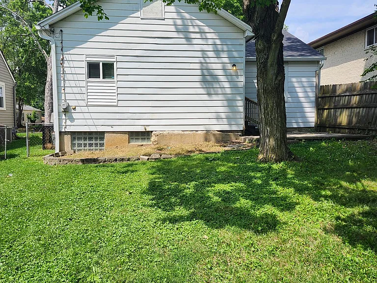 1424 Elmdale Dr — Photo 9
