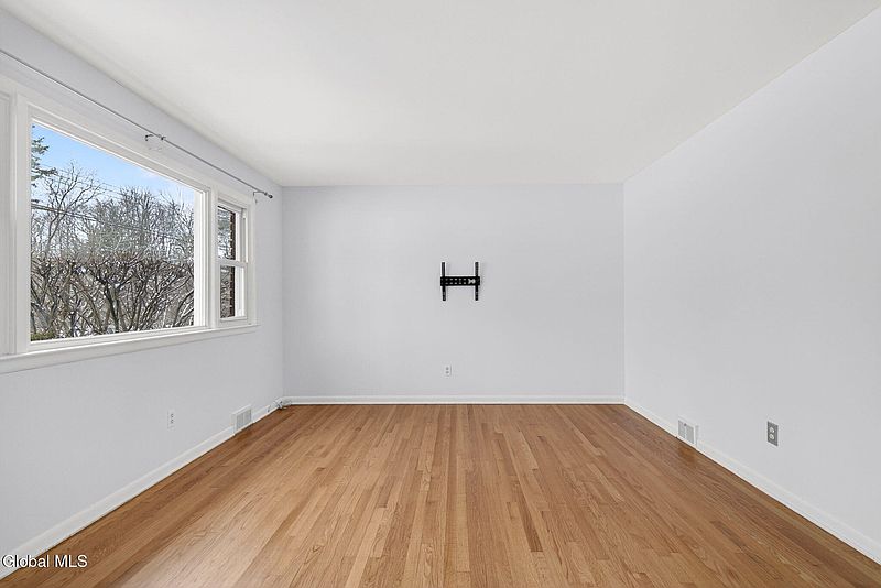 4th image of 1165 Cresse Avenue
