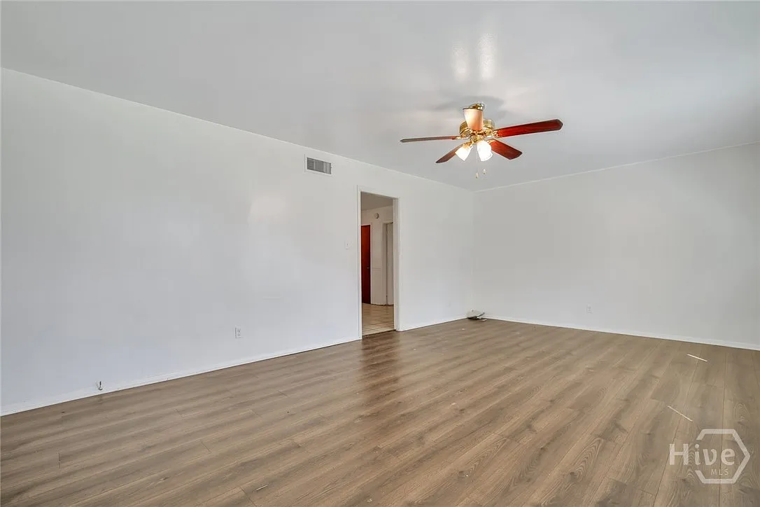 4 bed, 1.0 bath, 1349 sqft, $1,950 — Photo 4