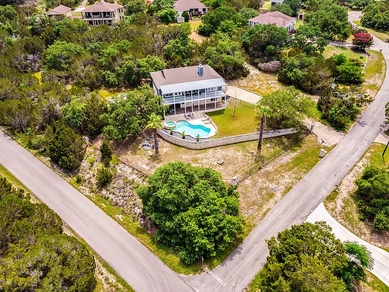 22401 Briarview Dr — Photo 36
