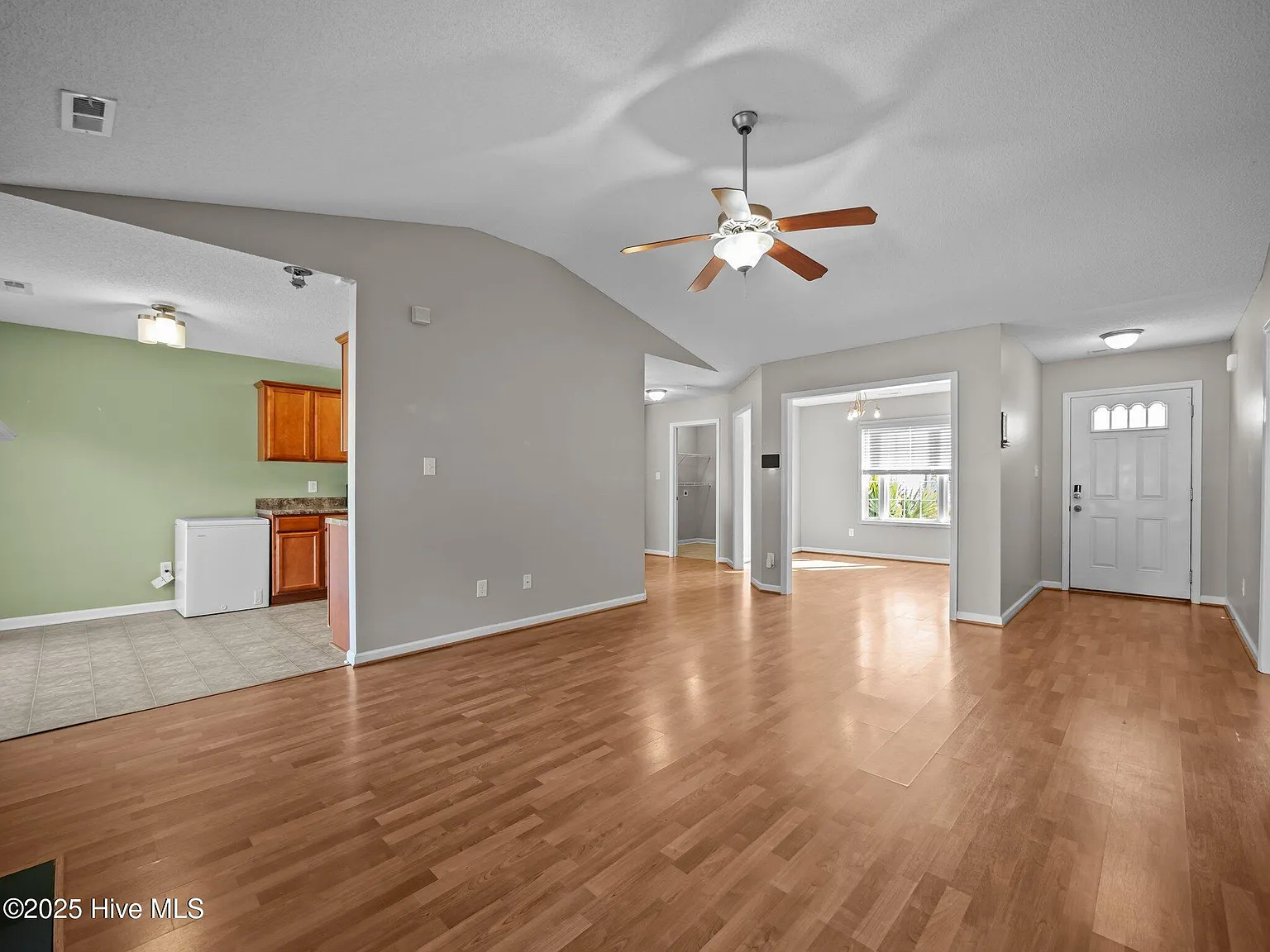 3 bed, 2.0 bath, 1587 sqft, $1,850 — Photo 3