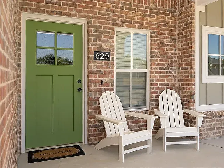 629 Harbor Town Dr — Photo 2