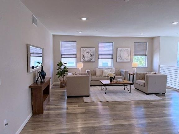 4th image of 179 Llano De Los Robles Ave #1