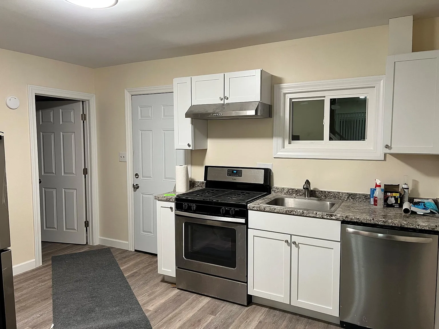 2 bed, 1000 sqft, $1,600 — Photo 2