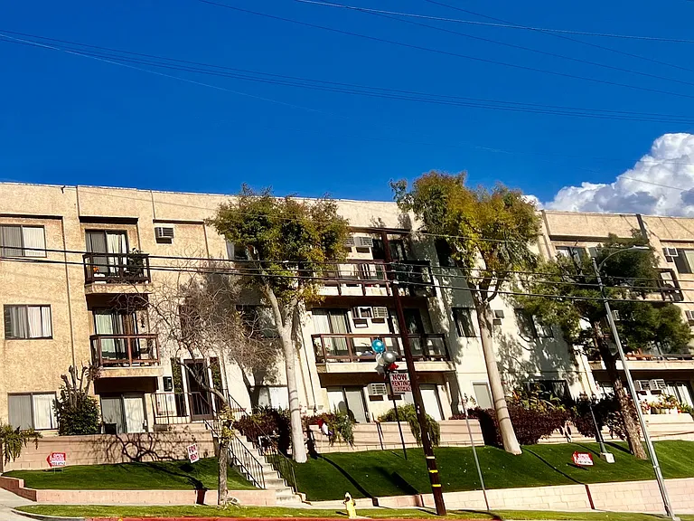 820 Glenoaks Apartments — Photo 6
