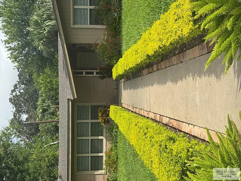 155 Robins Ln — Photo 4