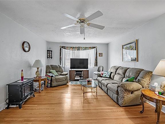 3rd image of 522 Tremont Ave