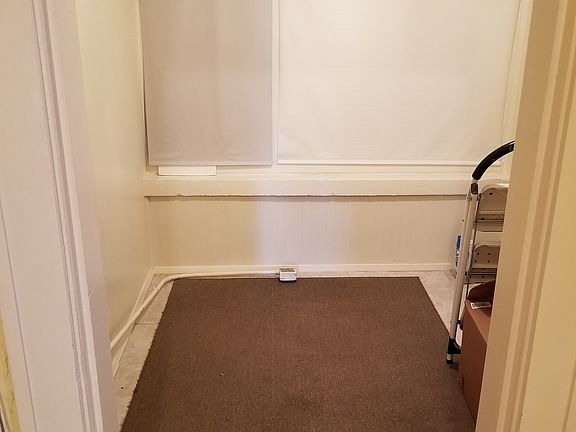 Kitchen nook area/Walkk in