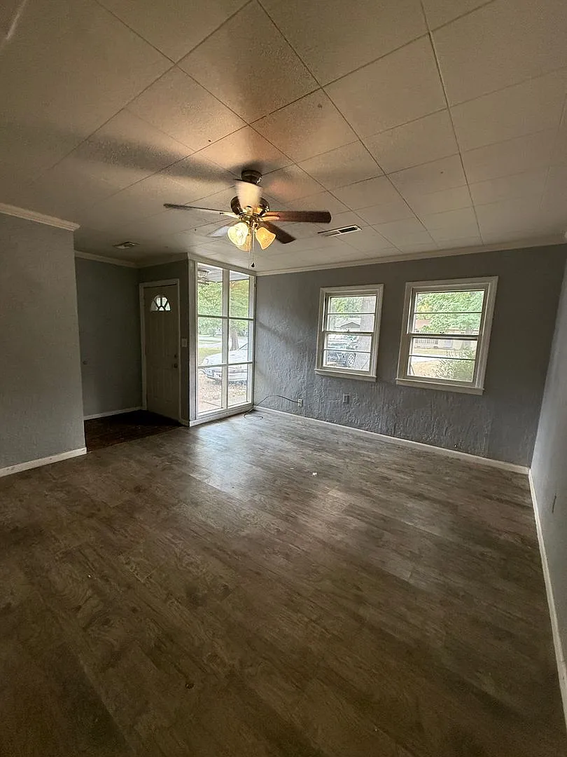Two bedroom/One bath/one car garage/large shop in back — Photo 2