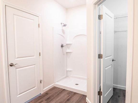 5th image of 173 Spinnaker Ct