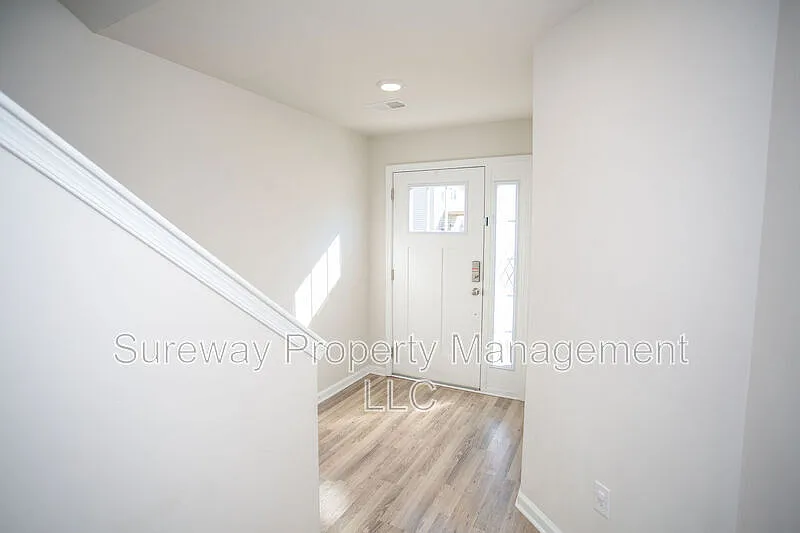 3 bed, 2.5 bath, 2220 sqft, $3,400 — Photo 3