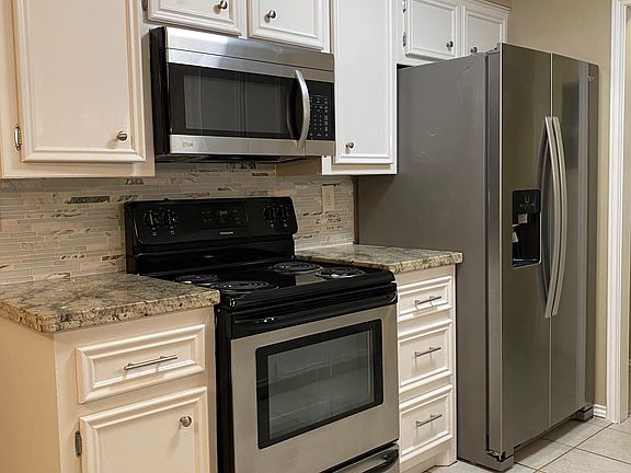 4th image of 704 Iris Ave