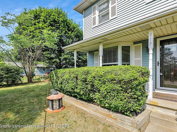 3rd image of 819 Flagstone Dr