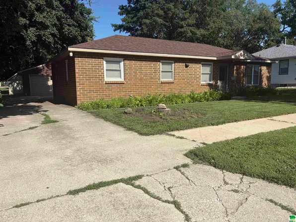 915 Pinecrest Dr, Storm Lake, IA 50588