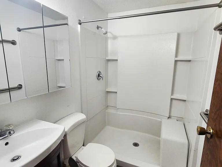 524 W Oak St — Photo 6