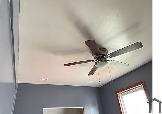 5th image of 943 N Menard Ave #1
