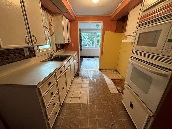 4th image of 320 Dartmoor Dr