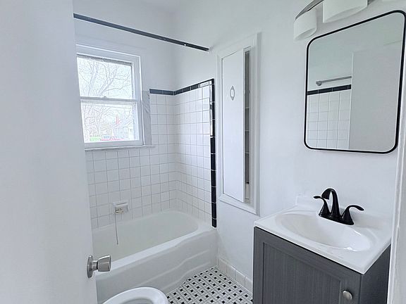 2nd image of 1572-1580 E Maynard Ave