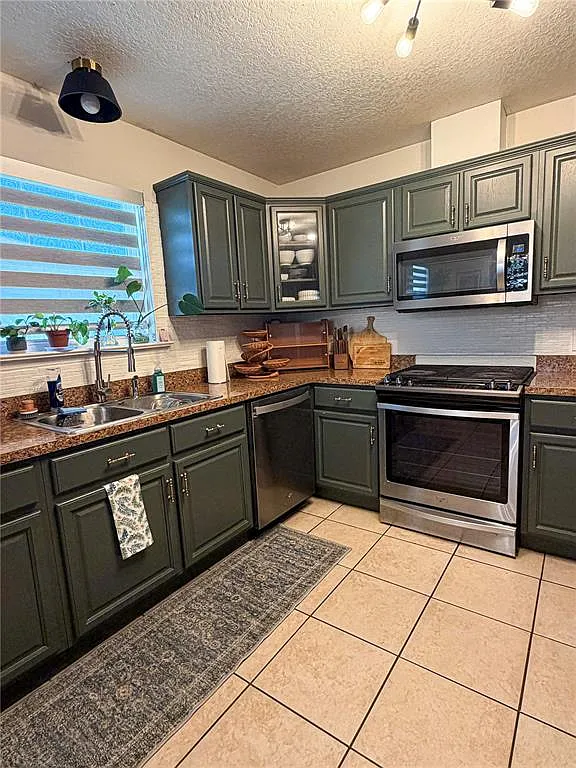 2 bed, 1.0 bath, 1505 sqft, $1,900 — Photo 3