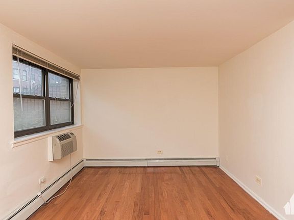 3rd image of 3160 N Cambridge Ave #3O4