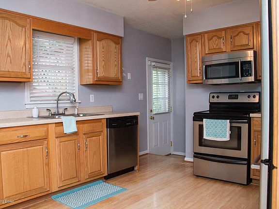 5th image of 2700 Marguerite Dr