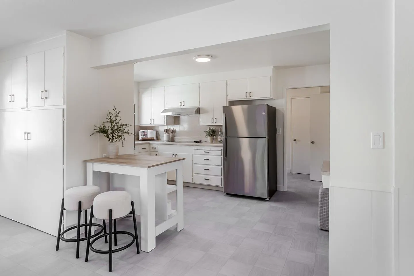 4 bed, 2250 sqft, $8,500 — Photo 2