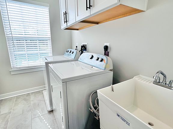 3rd image of 320 McKittrick Dr