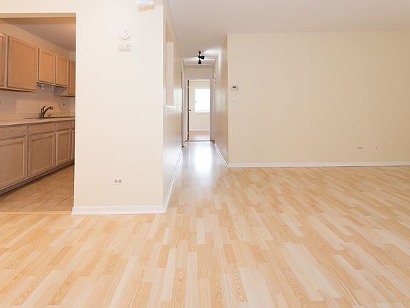 5th image of 900 N Lakeside Dr APT 3C