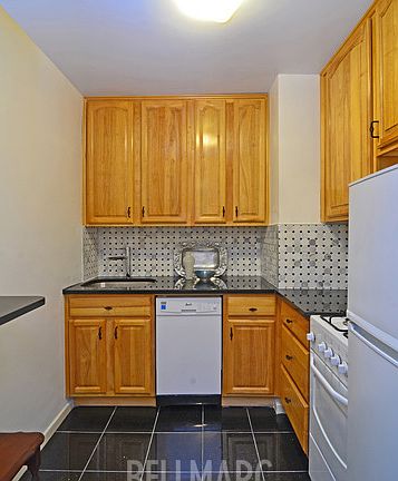3rd image of 440 E 62nd St APT 11H