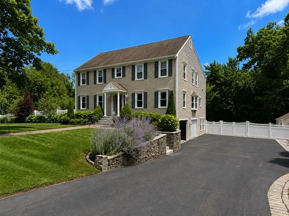 10 Stoneybrook Dr, Bridgewater, MA 02324