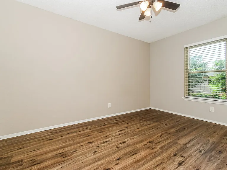 511 Rosewood Ln — Photo 15