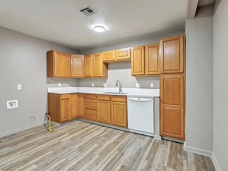 1536 SW 52nd St — Photo 7