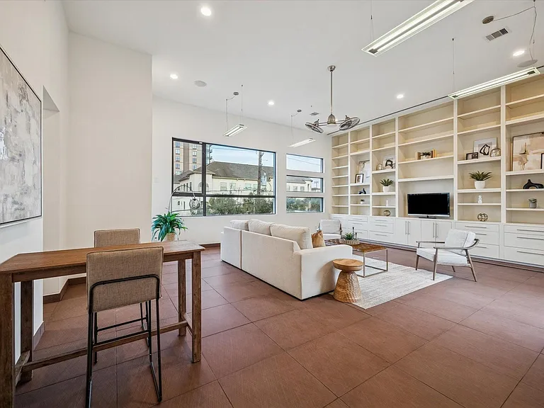 118 Tuam St — Photo 18