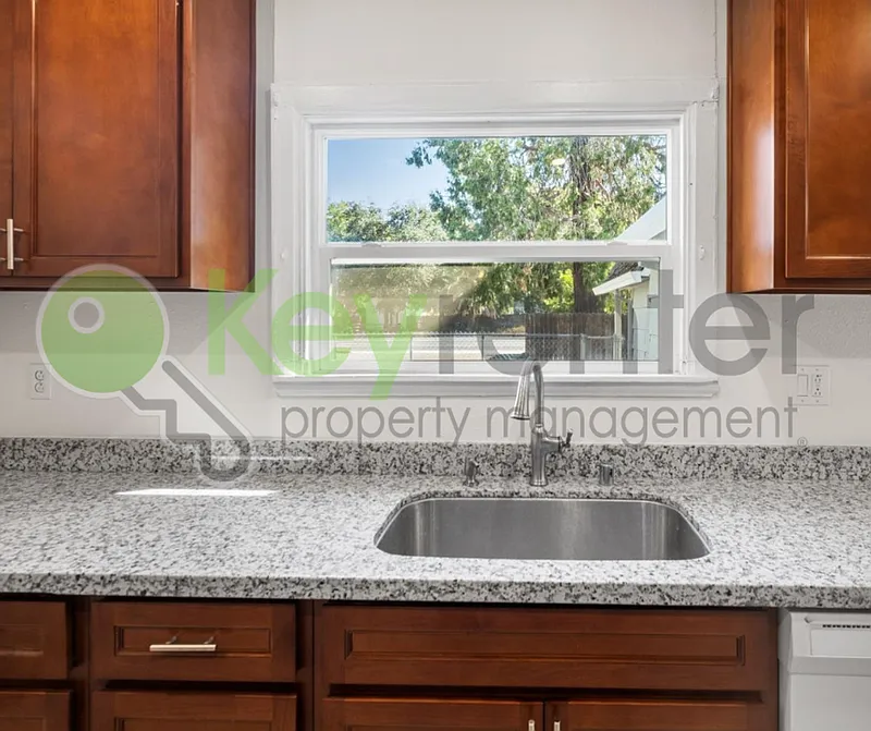 3 bed, 2.0 bath, 2156 sqft, $2,350 — Photo 3
