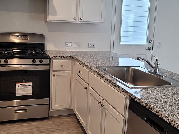 3rd image of 4527 Gladys Ave