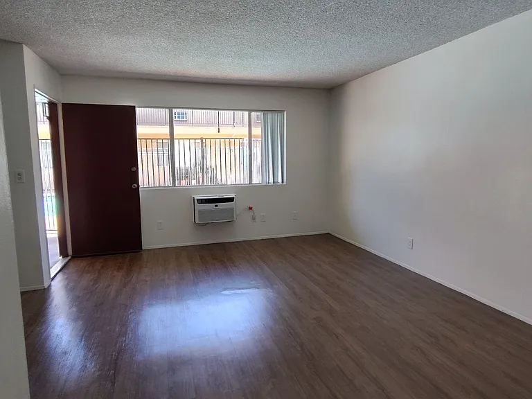 Hallmark Apartment — Photo 1