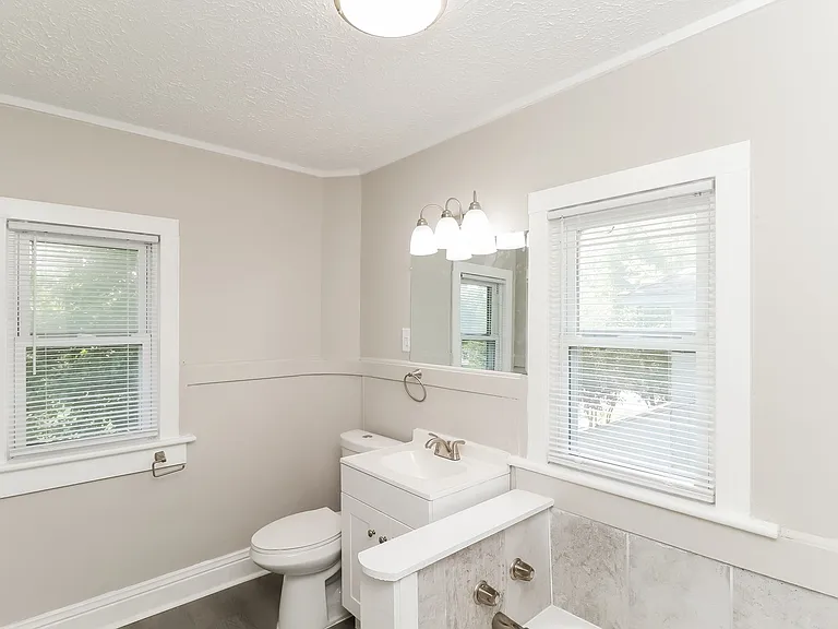 1581032_024_main_bathroom_12935192.jpg