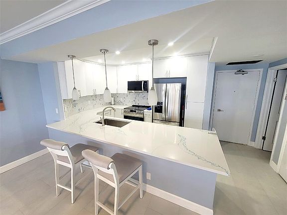 4th image of 3700 Galt Ocean Dr APT 204