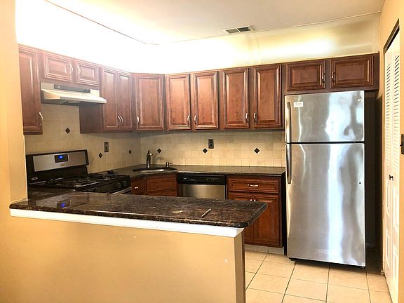 3rd image of 126 Pennsylvania Way #126