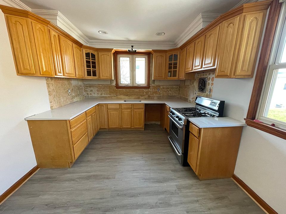 Eat-in kitchen (backsplash pending)
