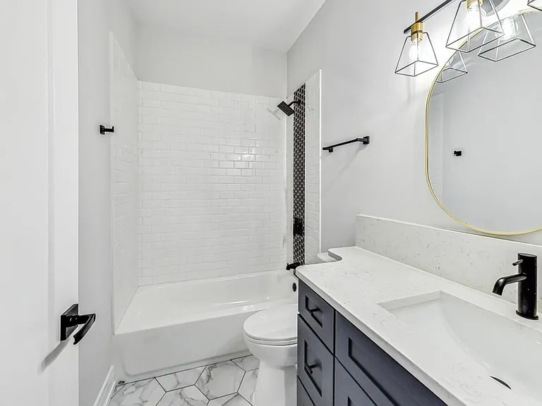 1628 W Blackhawk St #1 — Photo 3