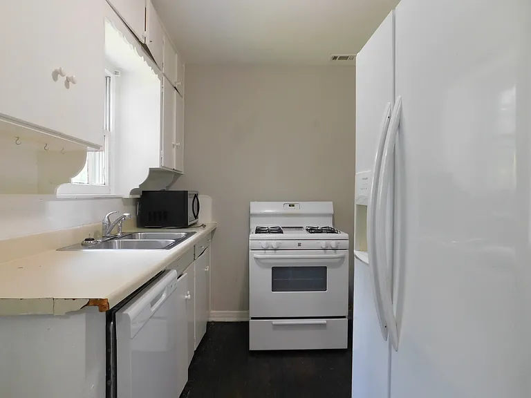 806 Cordell St — Photo 9