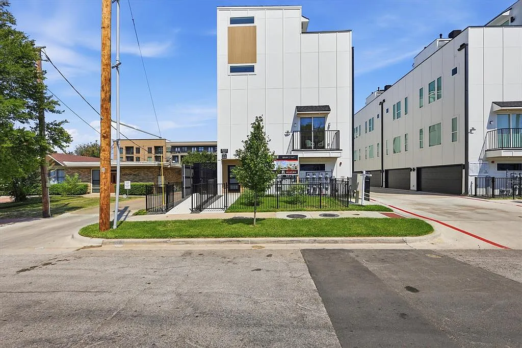 3 bed, 8.0 bath, 2300 sqft, $3,800 — Photo 3