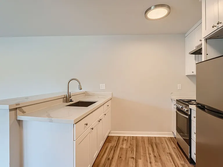 Four Seasons Apartments — Photo 6
