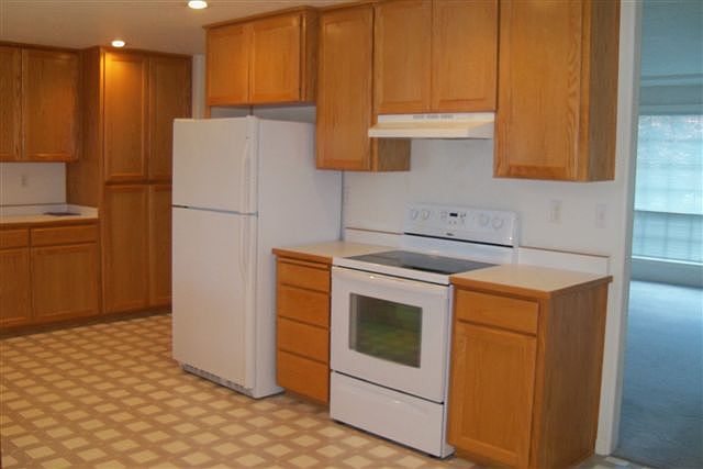 1st image of 413 Yew Wood Dr