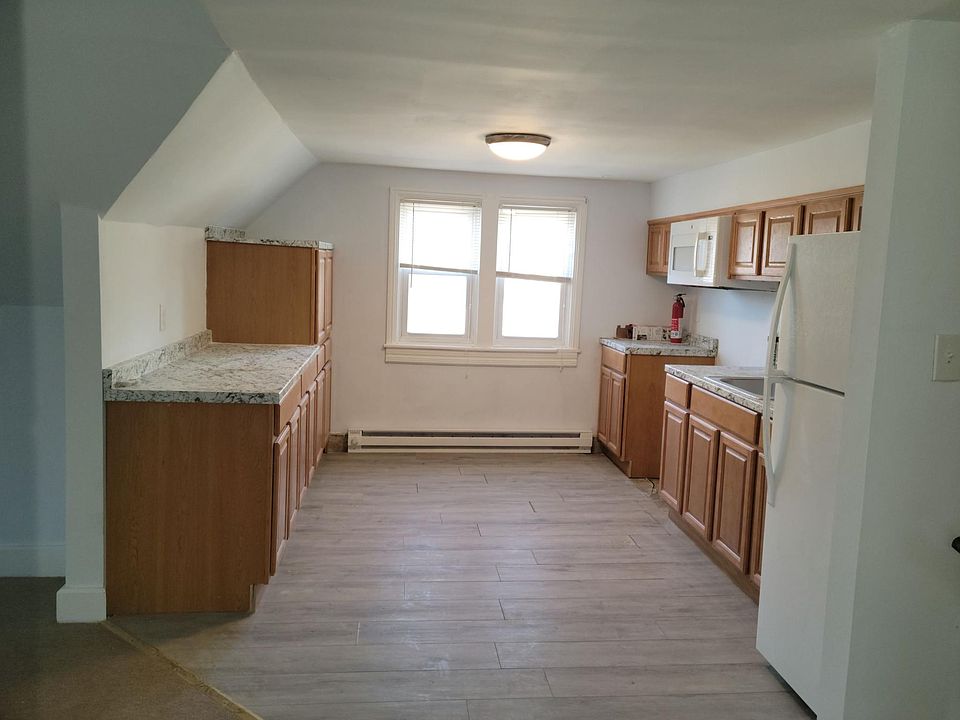 2nd image of 905 W Broad St APT 3