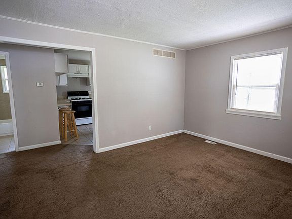 4th image of 631 W Gardenia Ave