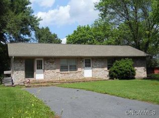 25 W Silverleaf Dr, Hendersonville, NC 28739